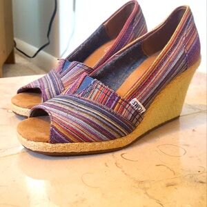 Size 6.5 adorable Toms platform heels, espradille style.